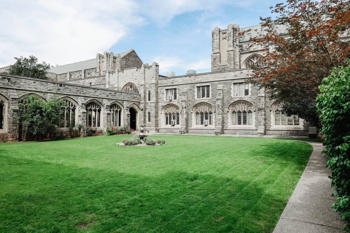 Knox residence courtyard